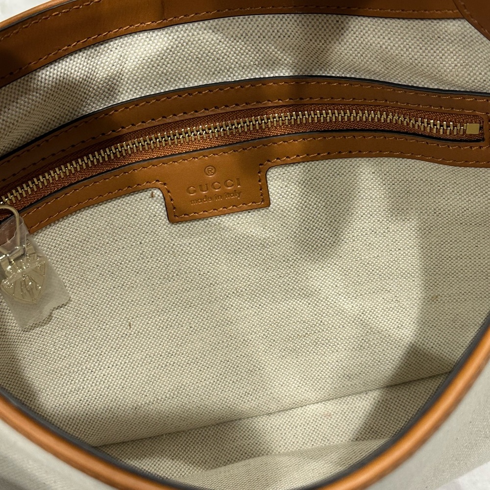 GUCCI Small Jackie Canvas Shoulder Bag
Brown leather (Calf), white canvas - Picture 5 of 16